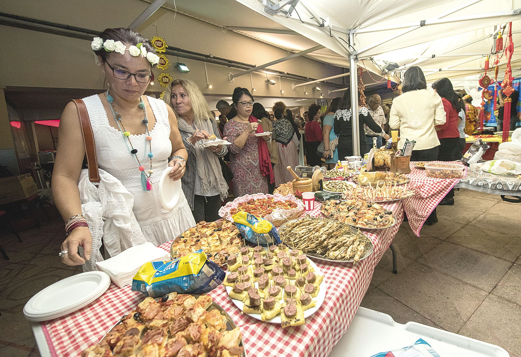 Un parfum de dolce vita a flotté sur la soirée : pizza, poivrons à l’huile, polenta… « Le Caillou et l’Italie sont mes deux pays », souffle Gianni Drigo, originaire de Venise et président de l’Amicale des Italiens. Mais alors, équipe de France ou Squadra 