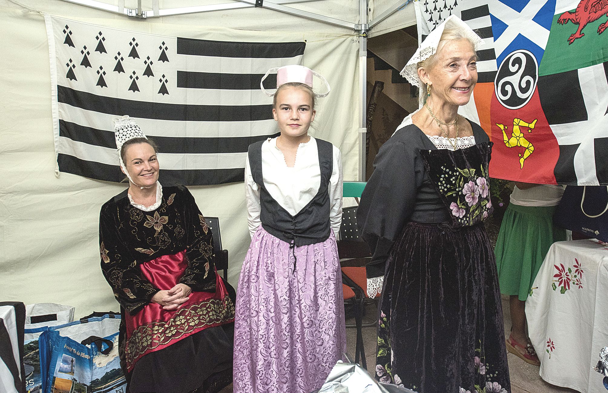 Un peu de fest-noz au Congrès. Les Bretons, en habits traditionnels de Quimper et de Concarneau, ont mis en avant leur région. « Groux gruyère/jambon, galettes, coquilles Saint-Jacques, pâté Hénaff… », liste Françoise Le Guerson, Lorientaise et présidente