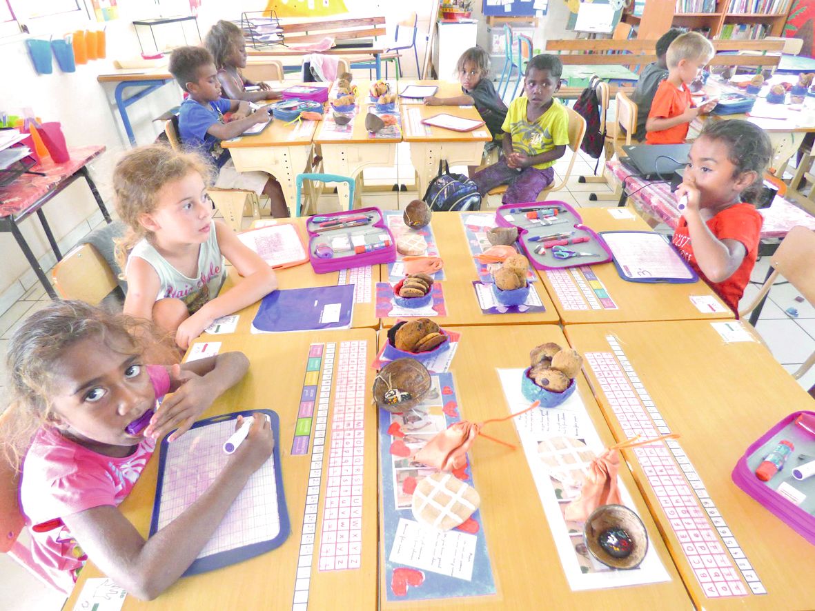 Un bilbococo confectionné par les enfants a été offert aux papas, tandis que les mamans ont reçu une coupe faite main, pleine de gâteaux préparés à l’école.