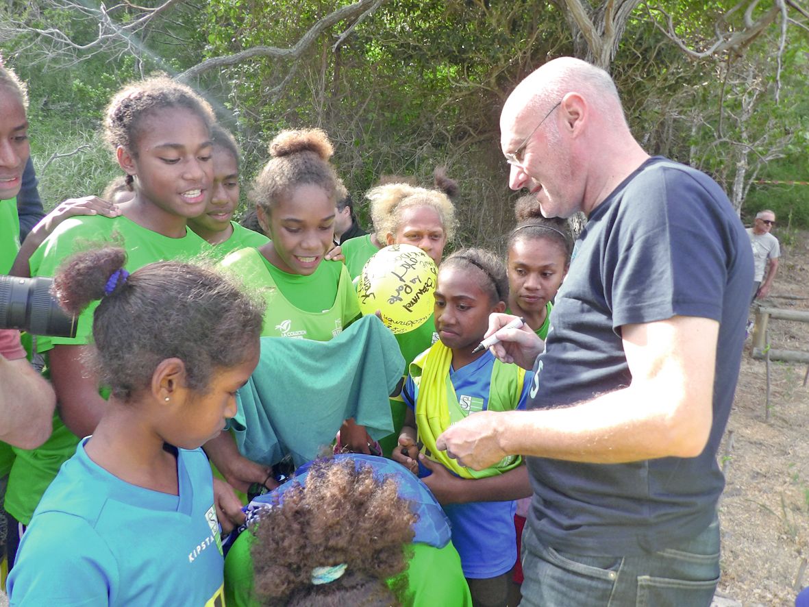 En fin de rencontre, séance de dédicaces pour les jeunes filles. Maillots, chaussures, ballons, livres, articles de journaux : tout y est passé pour recevoir le précieux autographe.