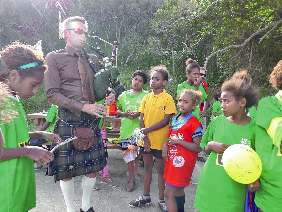 L’accueil s’est fait au son d’une cornemuse. Joueur autodidacte, Christophe Lequimbre avait revêtu pour l’occasion la tenue traditionnelle écossaise, le kilt.