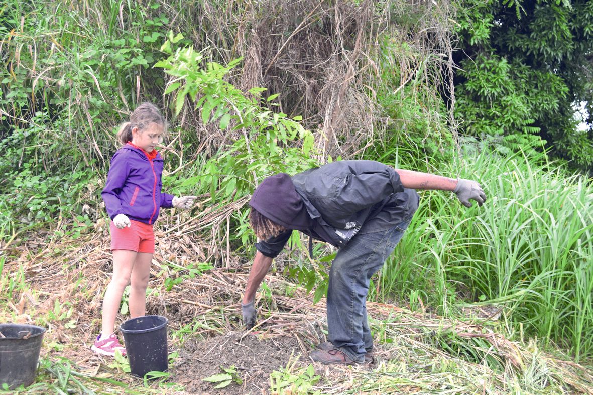 Sur le terrain, hier, CE2 et lycéens n’ont pas ménagé leurs efforts. Trente-sept arbres ont été plantés en deux heures.