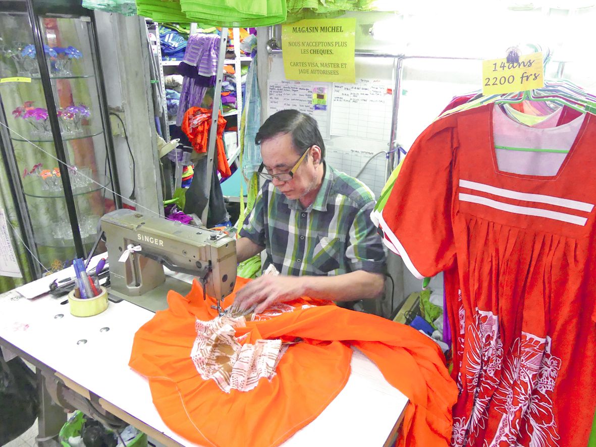 Chaque couturier peut réaliser une vingtaine de robes par jour. « Comme ce sont des modèles simples, on peut en faire beaucoup », précise Dany Dang.