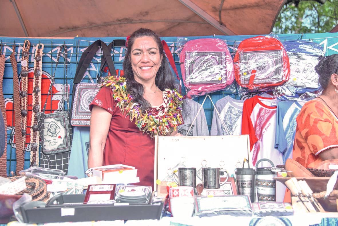 Malia Veiogo tient une boutique d’artisanat à Wallis depuis six ans. Elle participe à ce Jeudi  avec une délégation d’artisanes, invitée par le Comité consultatif de la communauté de Païta.  « On a vraiment bien été accueilli, je les remercie. » Mais cela