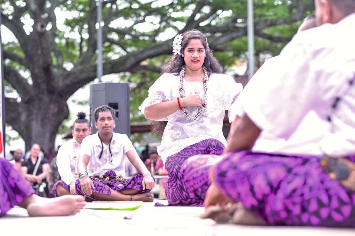 La troupe de danse Matagitokelau fait partie des seize groupes de danse et de musique  qui se sont relayés sur scène toute la journée.