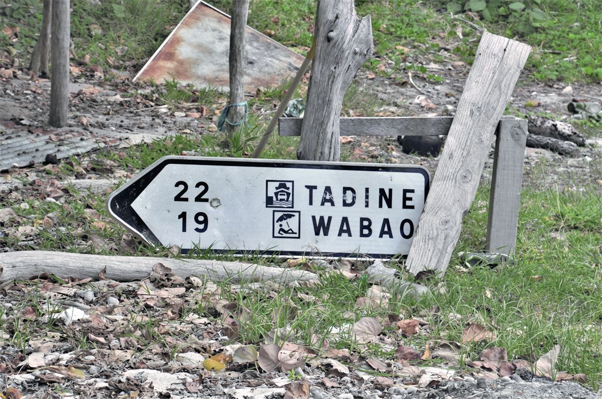 Au détour d’une balade sur les plages de la côte Est de Maré,  les promeneurs pourront s’amuser en trouvant ce panneau, visiblement pas sur le bon chemin, et qui perd toute son utilité.