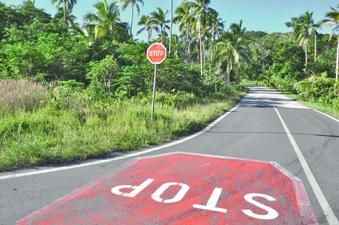 Ce panneau Stop, retourné, perd sa fonction d’information auprès des conducteurs. Un marquage au sol, moins touché par les détériorations, vient tout de même compenser le défaut de signalisation.