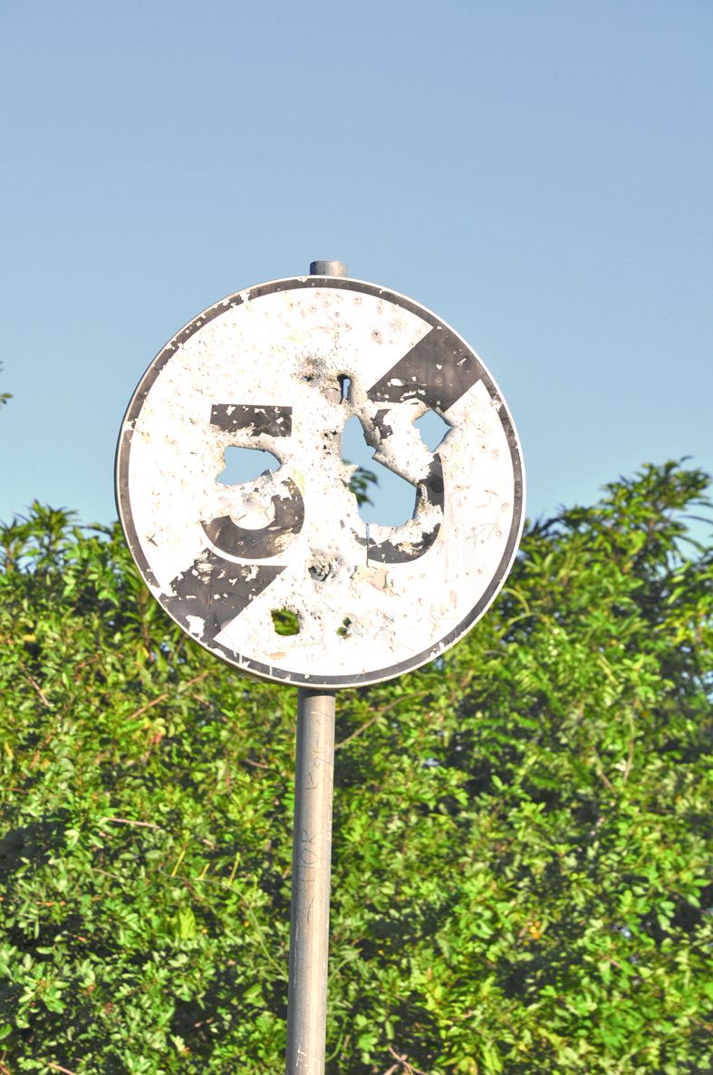 Une signalétique criblée de balles sur la route menant à Wakoné. On y devine à peine la limitation de vitesse suggérée pour assurer la sécurité de tous. Un vandalisme auquel sont confrontées des collectivités qui n’ont pas toujours les moyens financiers p