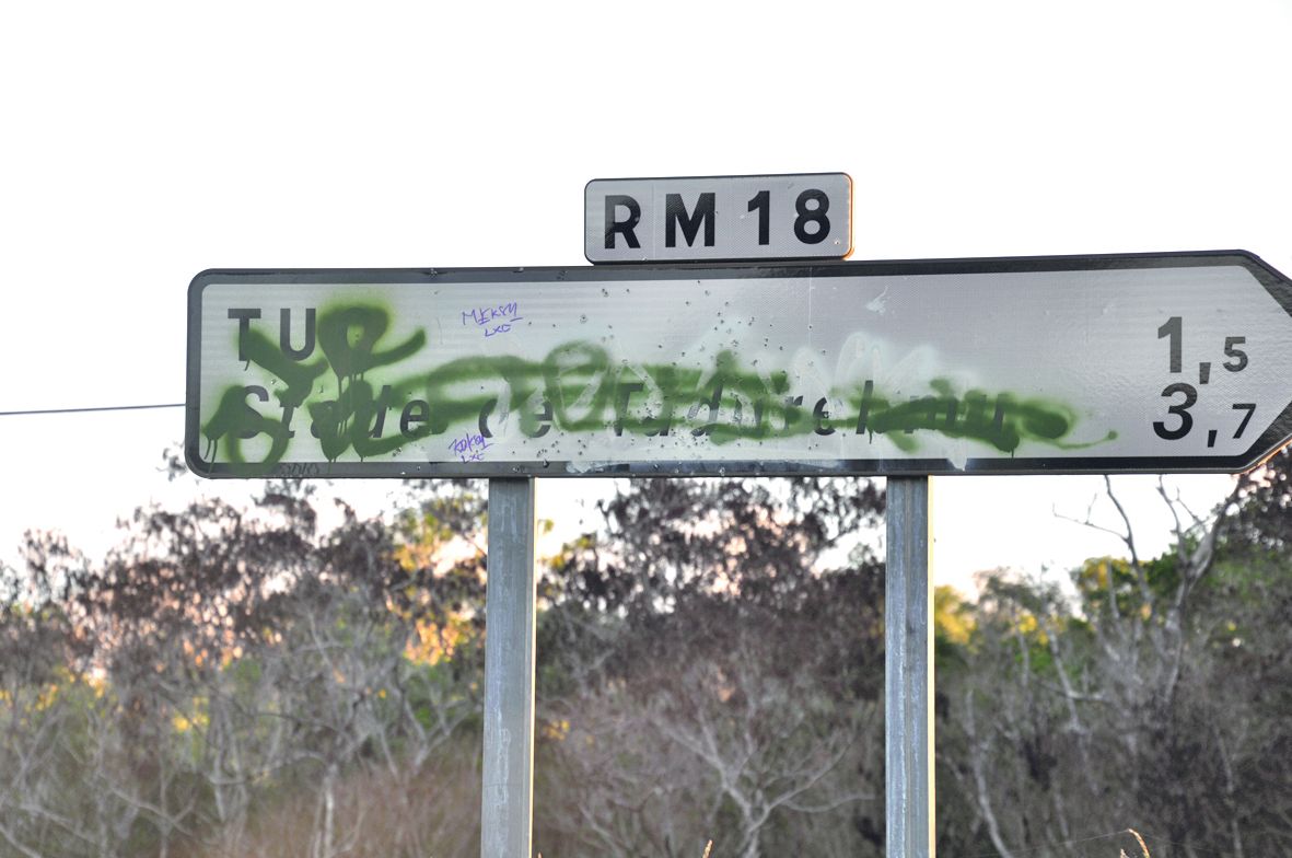 Il n’est pas rare, comme ici à l’intersection menant vers Tuo et le stade de Taduremu, de trouver des panneaux illisibles en raison de tags. Si les résidents connaissent parfaitement leur île, il en est autrement pour les visiteurs. 