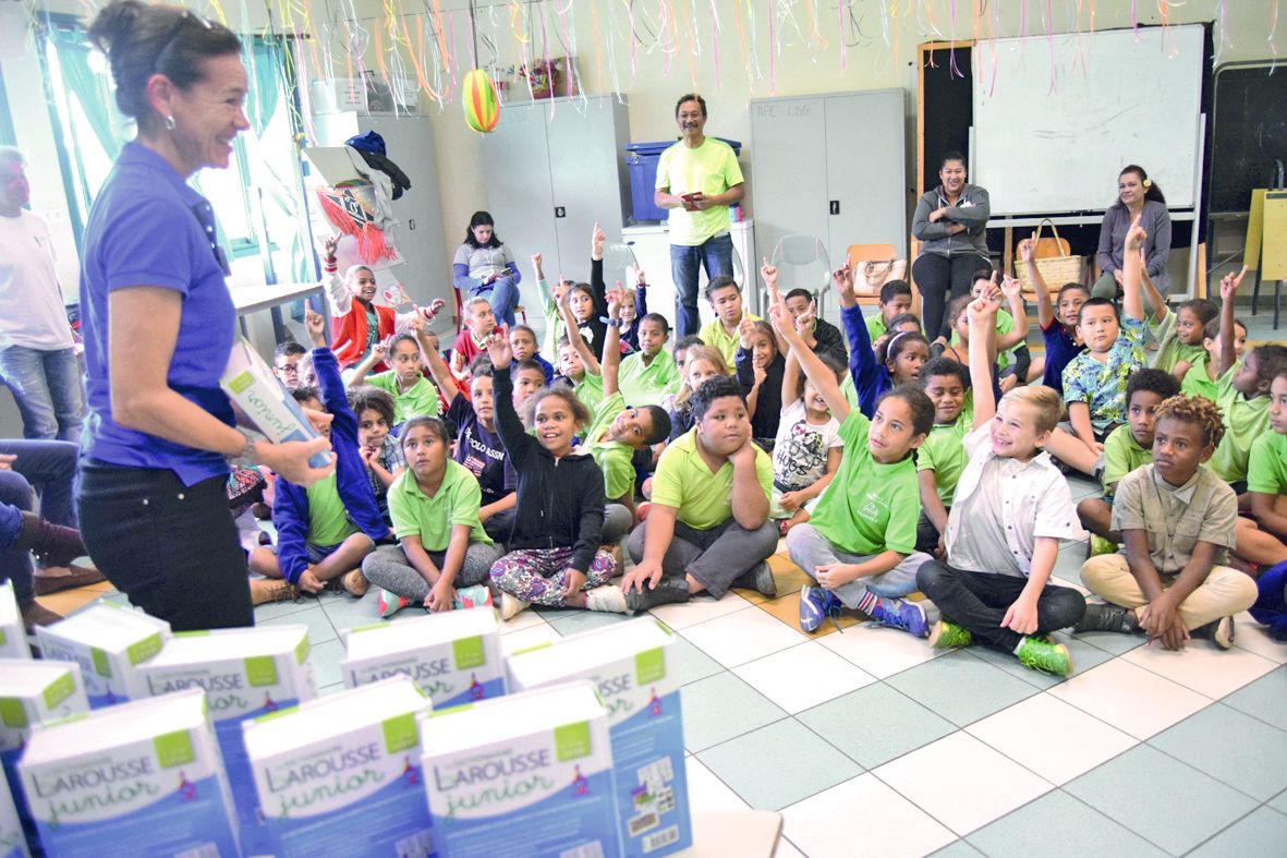 L’association Vocabulivre distribue des dictionnaires aux classes de CE1 dans les écoles du Grand Nouméa, comme ici à Louise-de-Greslan.