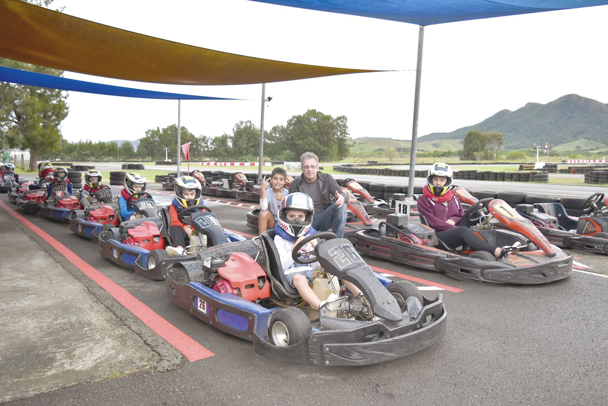 Après les instructions de Jean-Yves, le moniteur de karting, les apprentis pilotes attendent le départ pour le premier tour de circuit de la journée. Ces stages de courte durée organisés par le club de Nakutakoin permettent d’acquérir les notions basiques