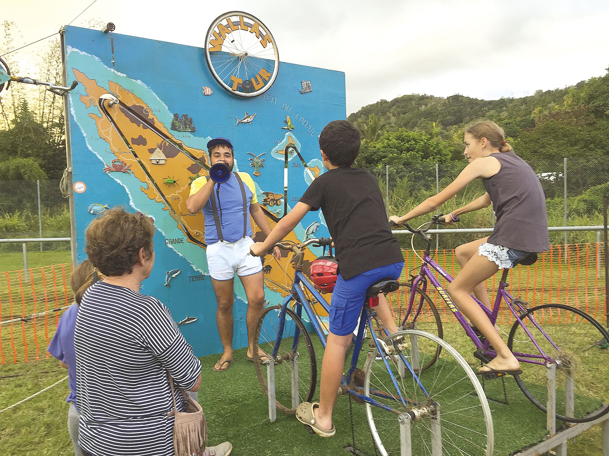 Le tour de Calédonie, une des animations phares de la fête foraine de la famille Wallas, a encore bien fait rire les sportifs.