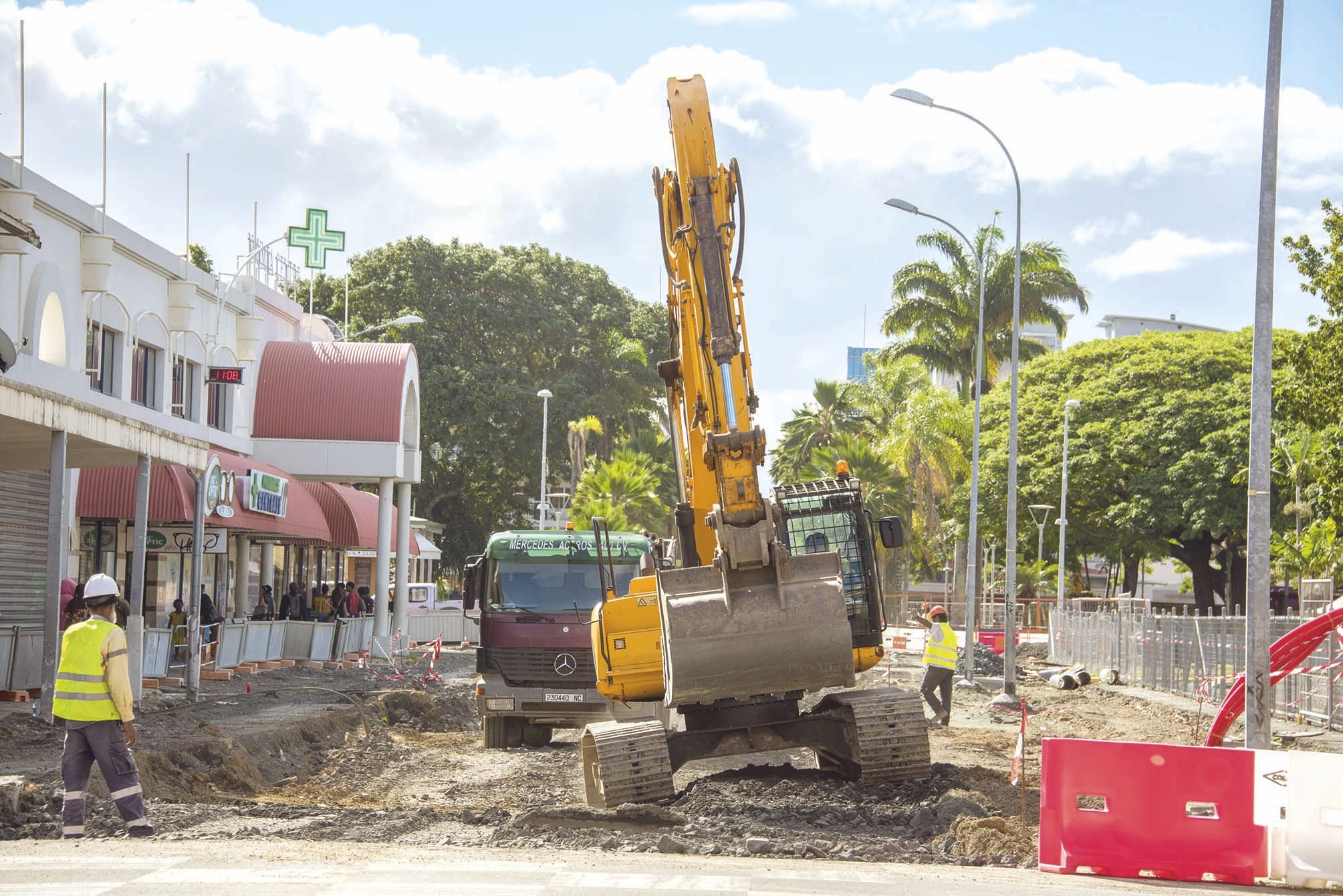 Les travaux liés au chantier Néobus se poursuivent en centre-ville, rue d’Austerlitz, et devant le Cinécity, à Moselle, point de départ ou d’arrivée du Néobus. D’autres aménagements devront être réalisés sur le tracé, comme, par exemple, une liaison entre