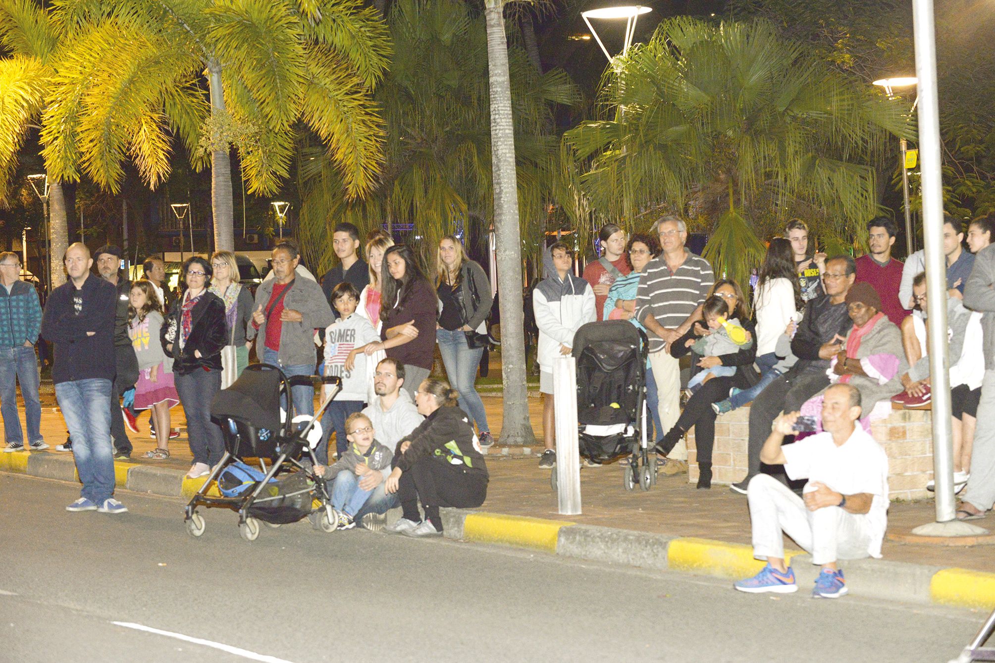 Jeunes ou moins jeunes, mélomanes débutants ou confirmés, en famille ou entre amis, les spectacteurs n’ont pas manqué hier soir sur la place des Cocotiers. Ni ici, devant le musée de la ville.