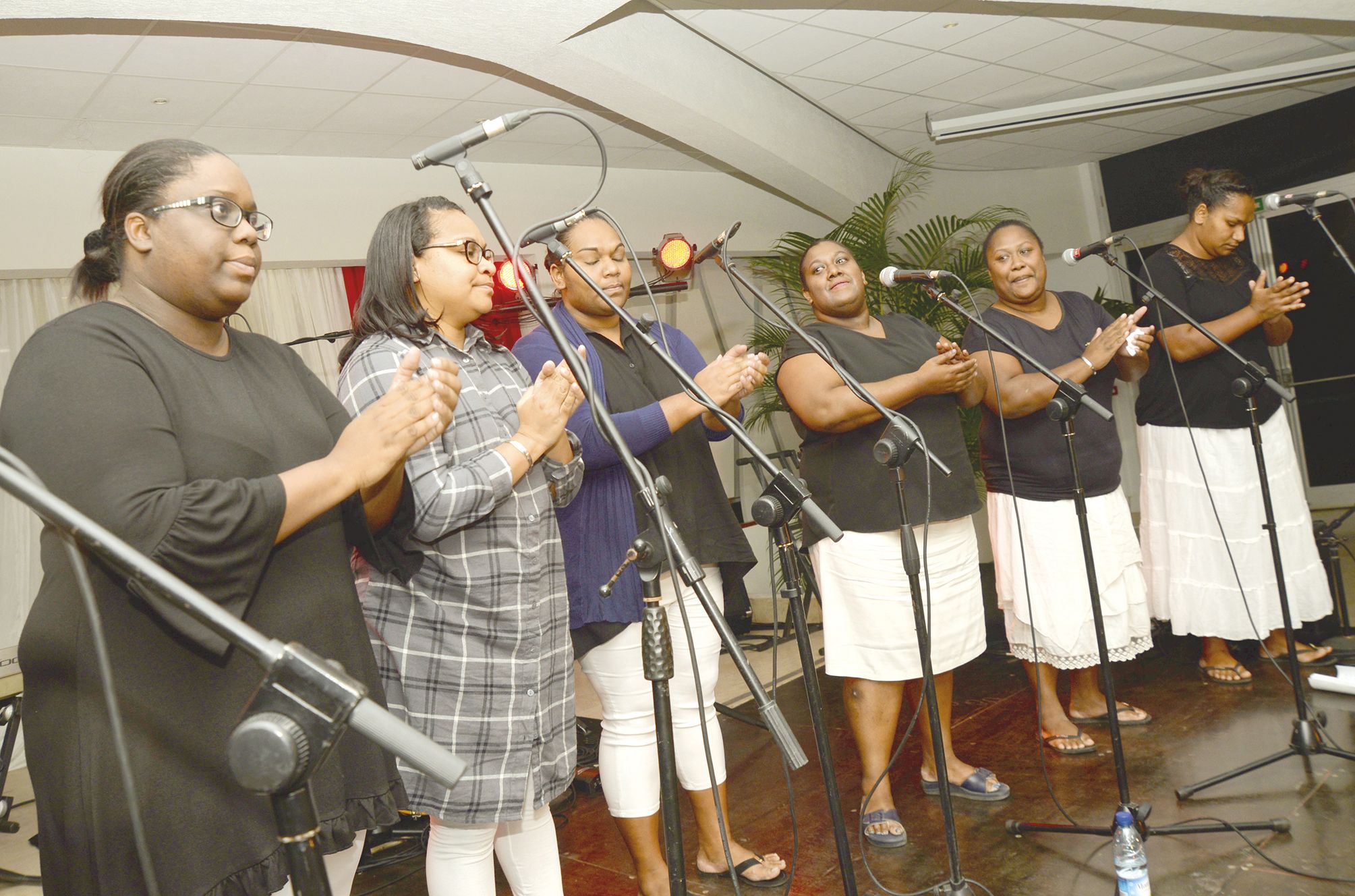 Autre ambiance dans la salle d’honneur de l’hôtel de ville. Plus spirituelle. Venu de Dumbéa-sur-Mer, Providence gospel s’est produit devant une centaine de personnes.