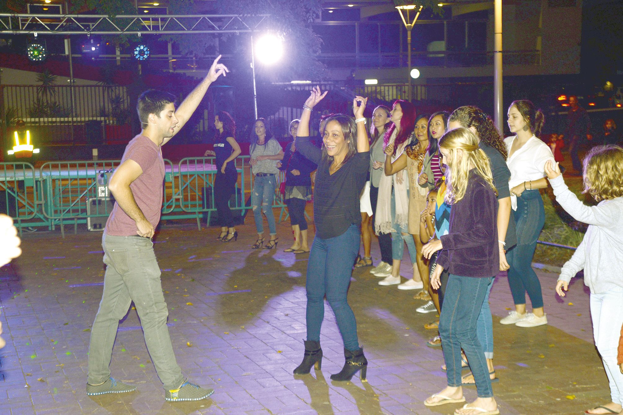 Place Olry, plusieurs écoles, dont Rock and co, ont invité les passants à entrer dans la danse. L’occasion, pour ces derniers, d’apprendre les pas de base de la salsa.