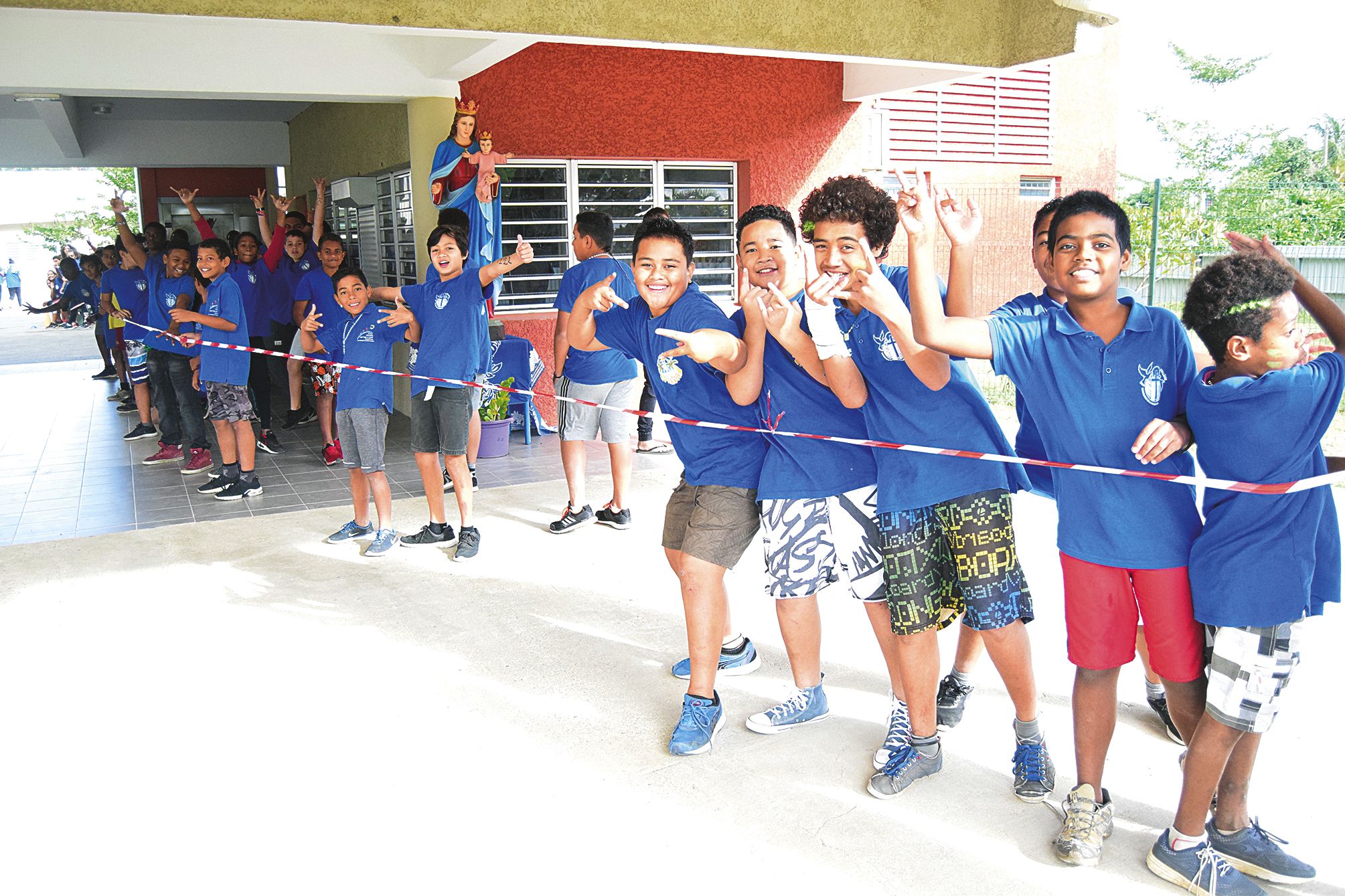 L’entrée du collège privé du Mont-Dore ressemblait à une haie d’honneur de collégiens surexcités. Les encouragements allaient bon train pour les 312 élèves participant. Les classes de CM2 des écoles catholiques de Saint-Louis et de La Conception participa