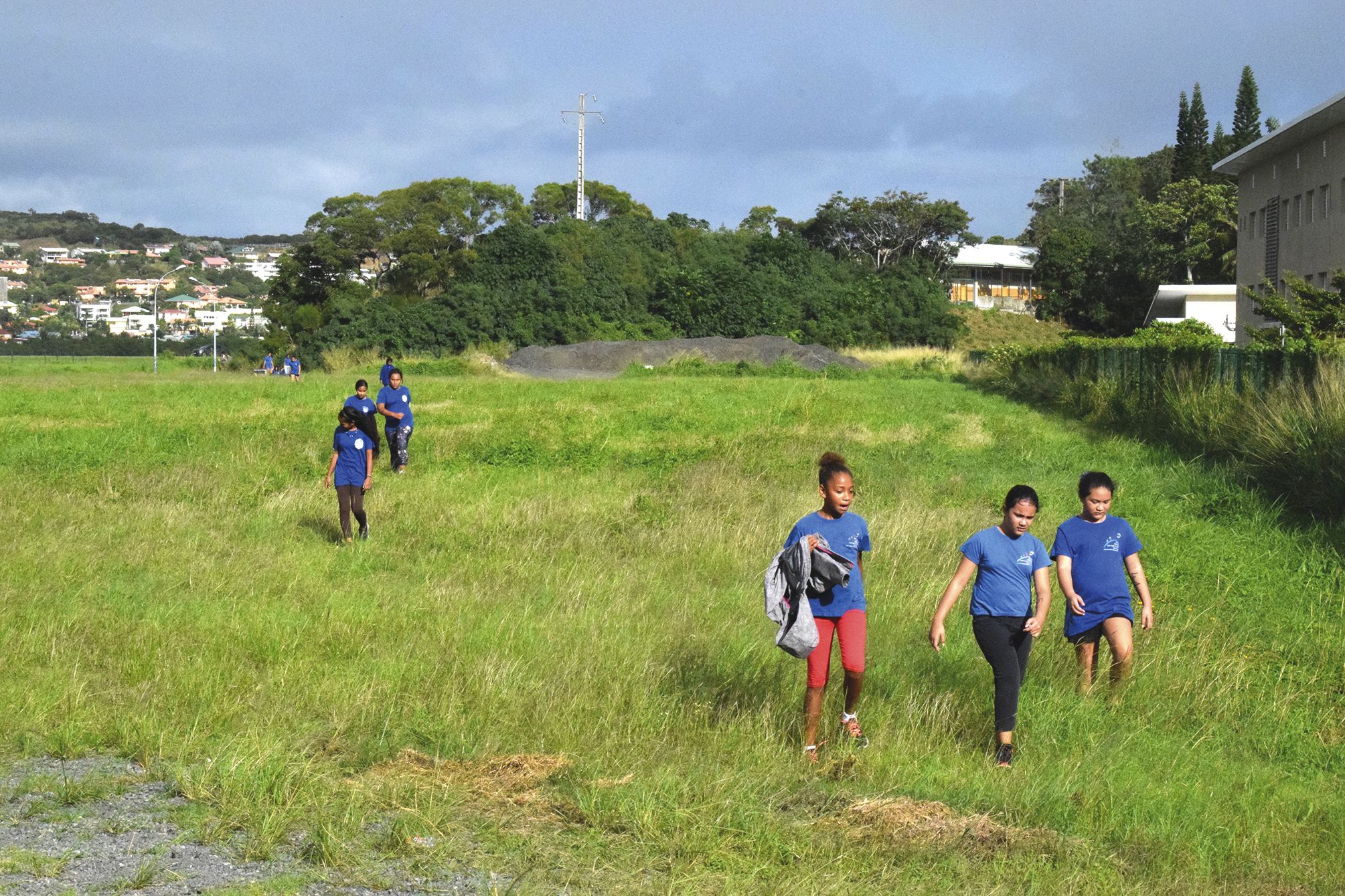 Le terrain vague entre le collège de La Conception et le rond-point s’adapte parfaitement à  un parcours de cross. Les élèves passaient également à côté du lycée Saint-Pierre-Chanel.  Les collégiens étaient notés et certains sont sélectionnés pour le cros