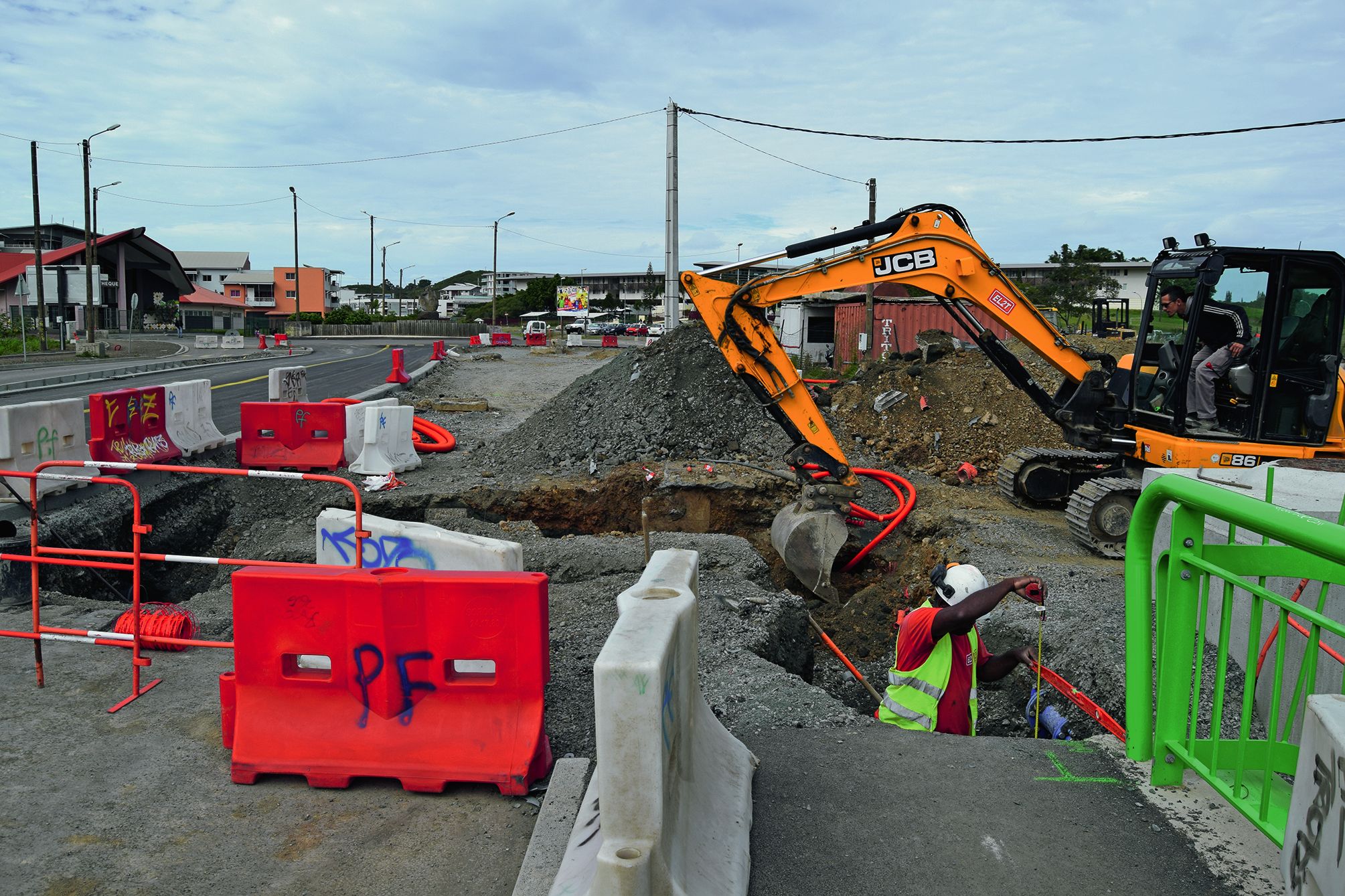 En face de la plaine, le chantier du Néobus, dont un arrêt se trouve au lycée du Grand-Nouméa, devrait être bientôt terminé.