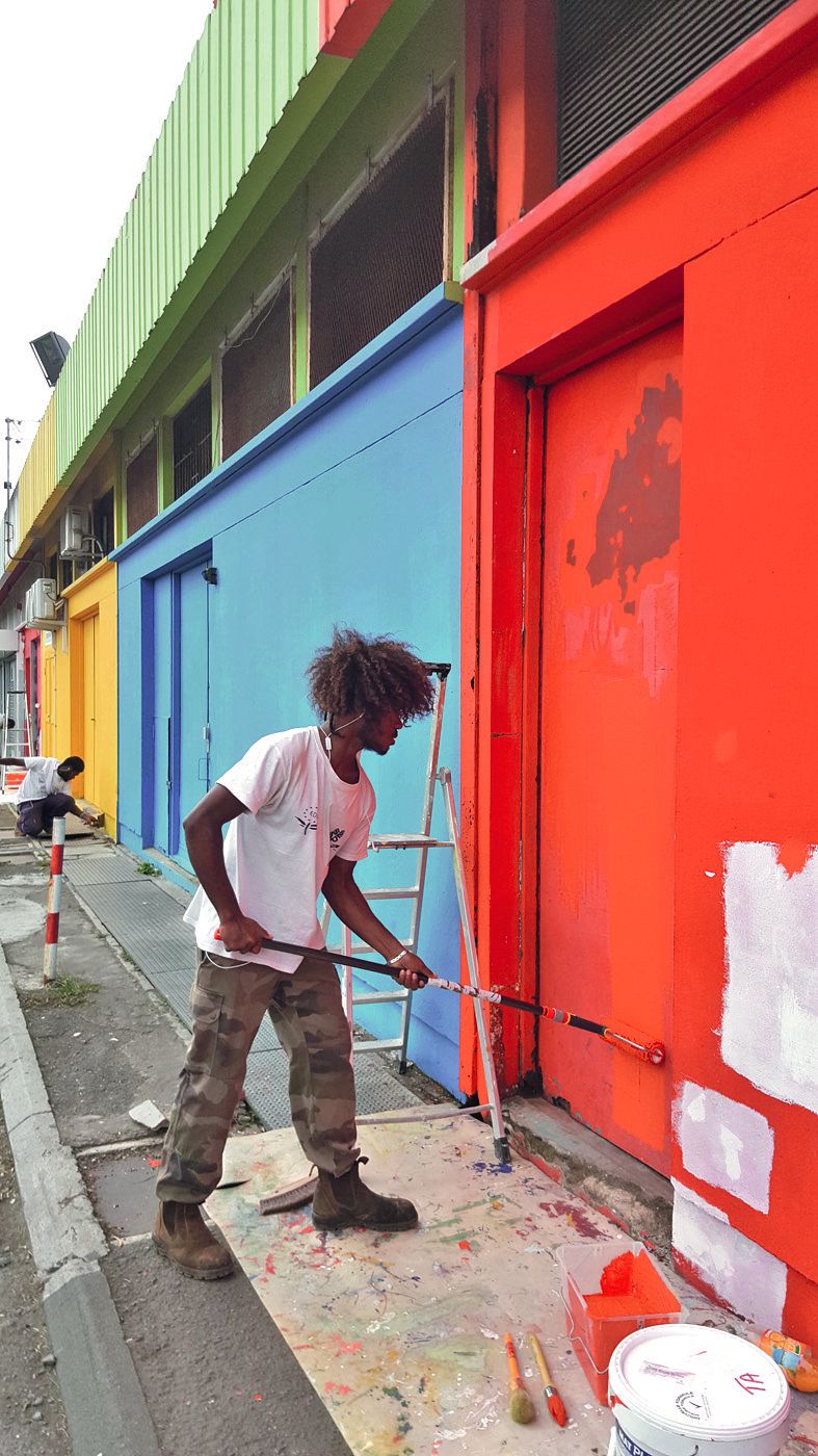 Louidgy, en CAP peinture, participe  à l’embellissement du centre.