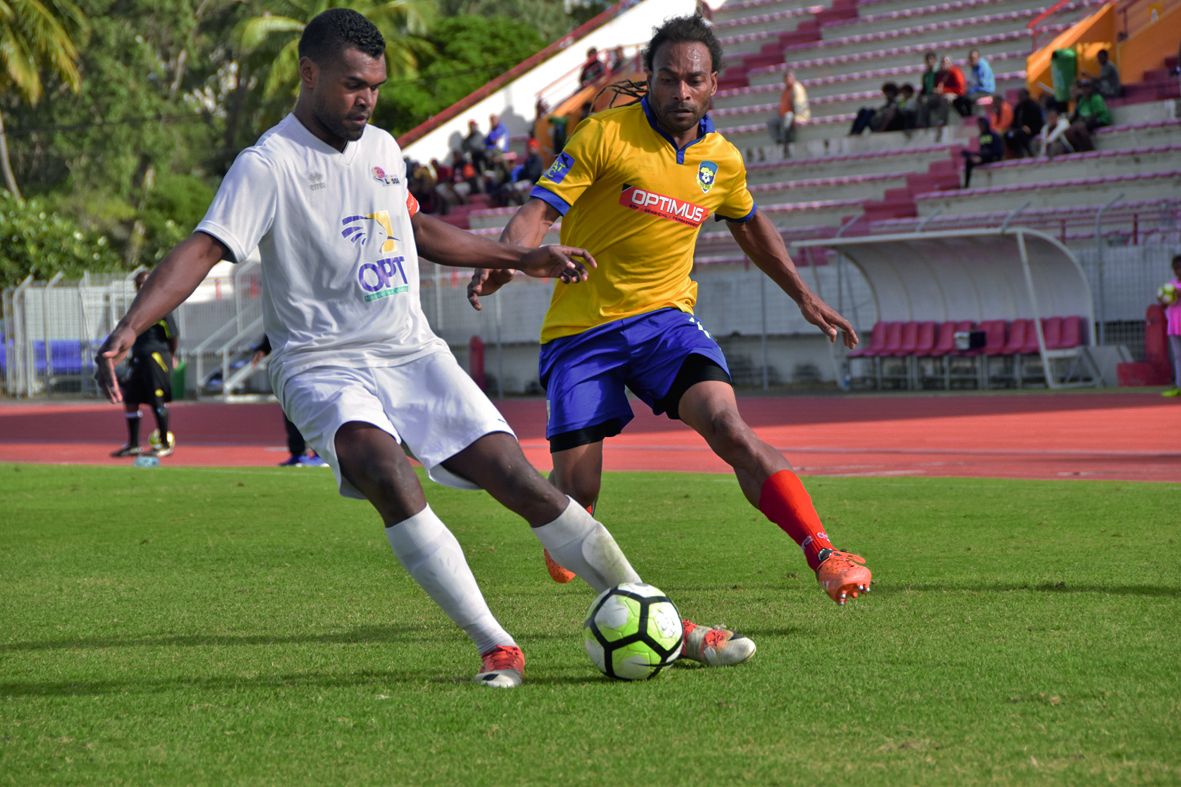 Lössi (en blanc) a battu Thio 4-0. Photos Cyril Terrien