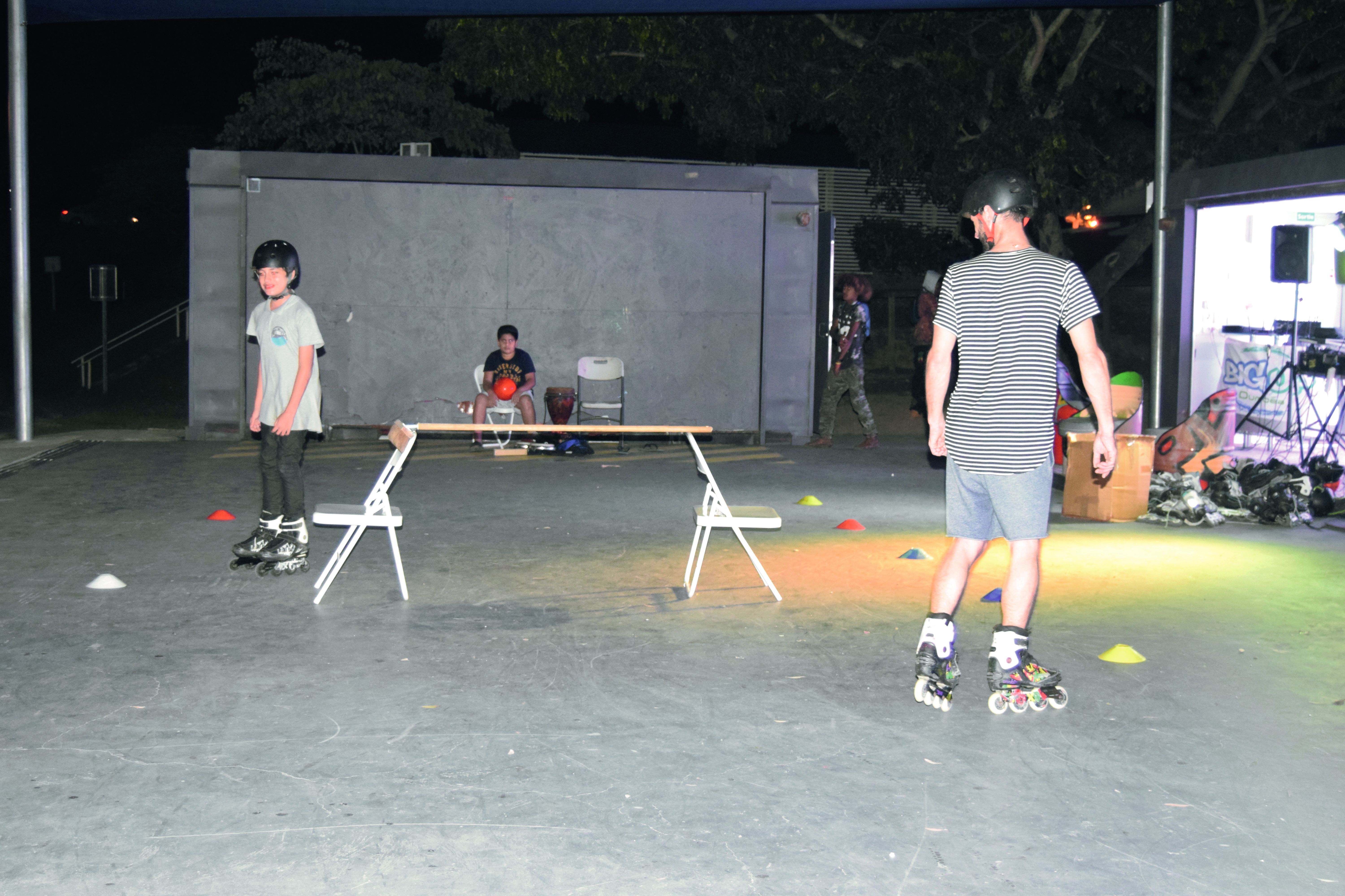 Le jeune Sacha s’essaye sur le parcours de roller avec Chavi, de l’association Dix vers cité. Entre technique de glisse et slalom, il fallait rouler au rythme de la musique. Les plus téméraires étaient invités à sauter un obstacle improvisé avec deux chai