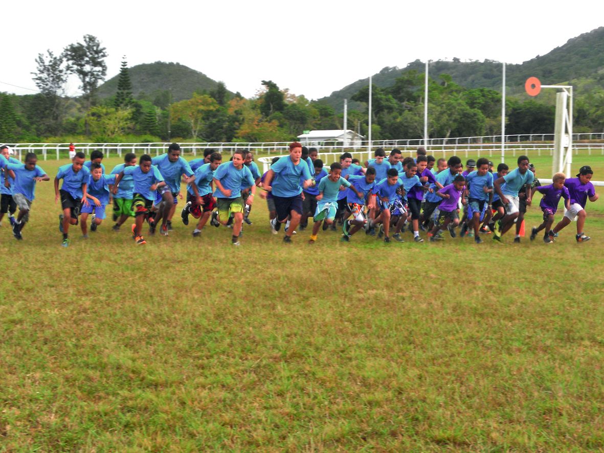 Les coureurs se sont donnés à fond pour tenter de remporter la première place ou pour se classer dans les dix premiers et se qualifier pour le cross de district. Tout au long du parcours, les collégiens étaient encouragés par leurs camarades de classe.