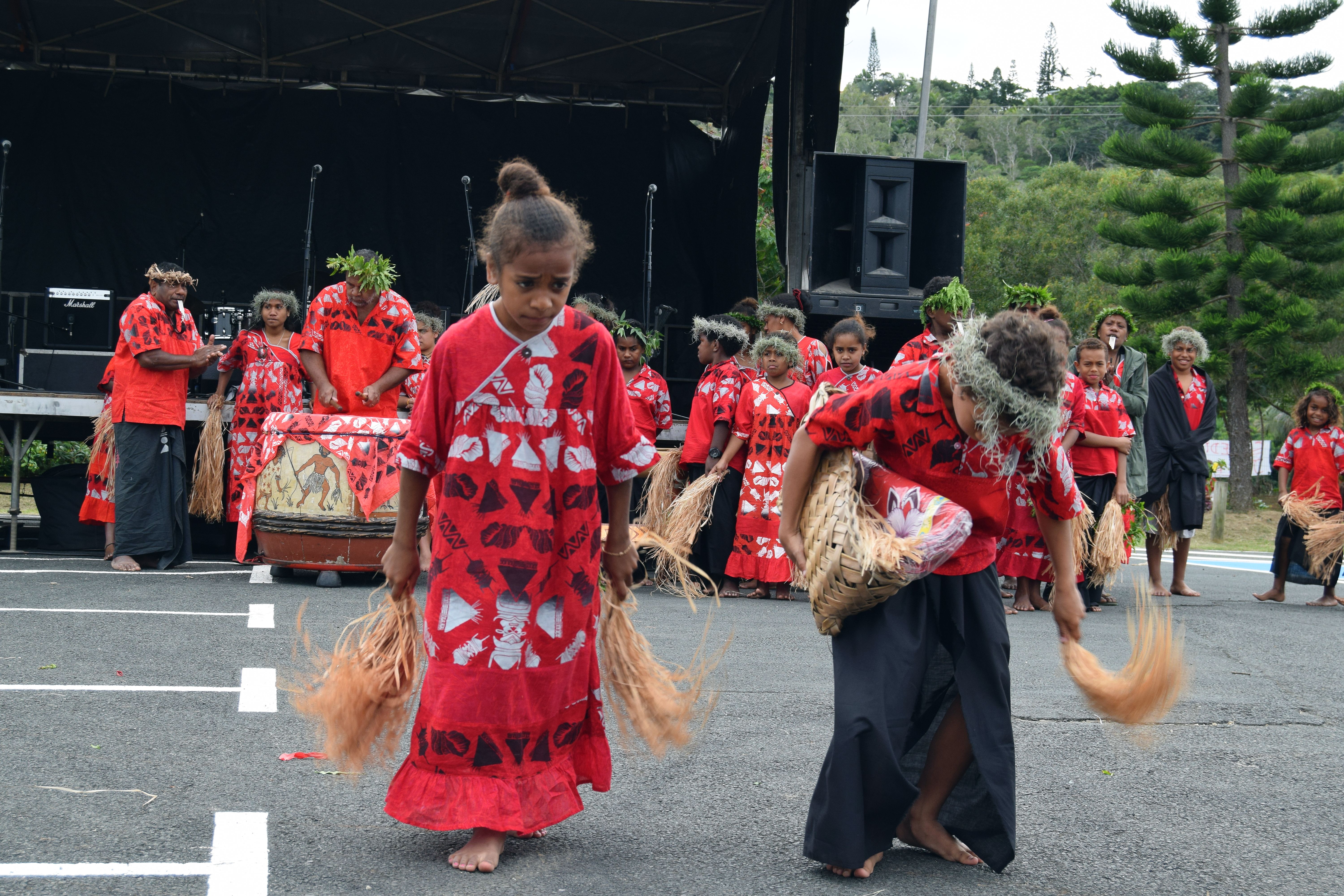 Après la coutume, les jeunes de Saint-Louis ont ouvert les festivités par une danse, renforçant ainsi les échanges.