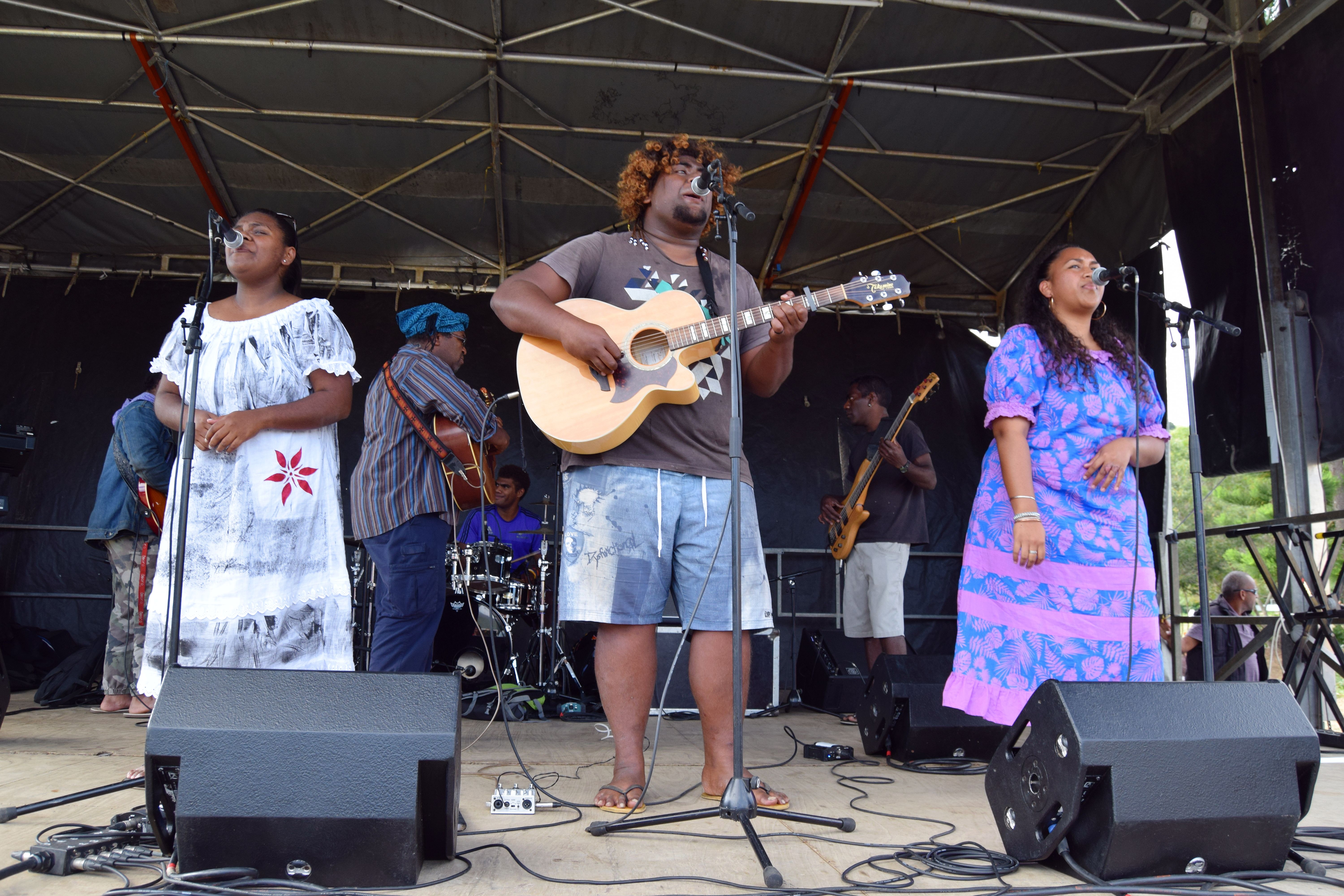 Parmi les groupes invités samedi, des musiciens nengone, ou non, bien connus comme Vevelan (ici), Sadro, Tok de Tiga,etc. 