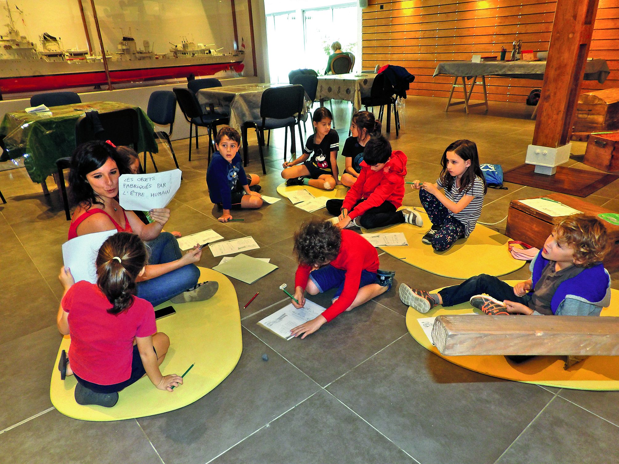 nouville. Une dizaine d’enfants ont scruté les objets archéologiques samedi, au musée Maritime. Ils devaient observer et noter l’état de conservation et les signes d’altération  de ces vestiges.Photo K.P