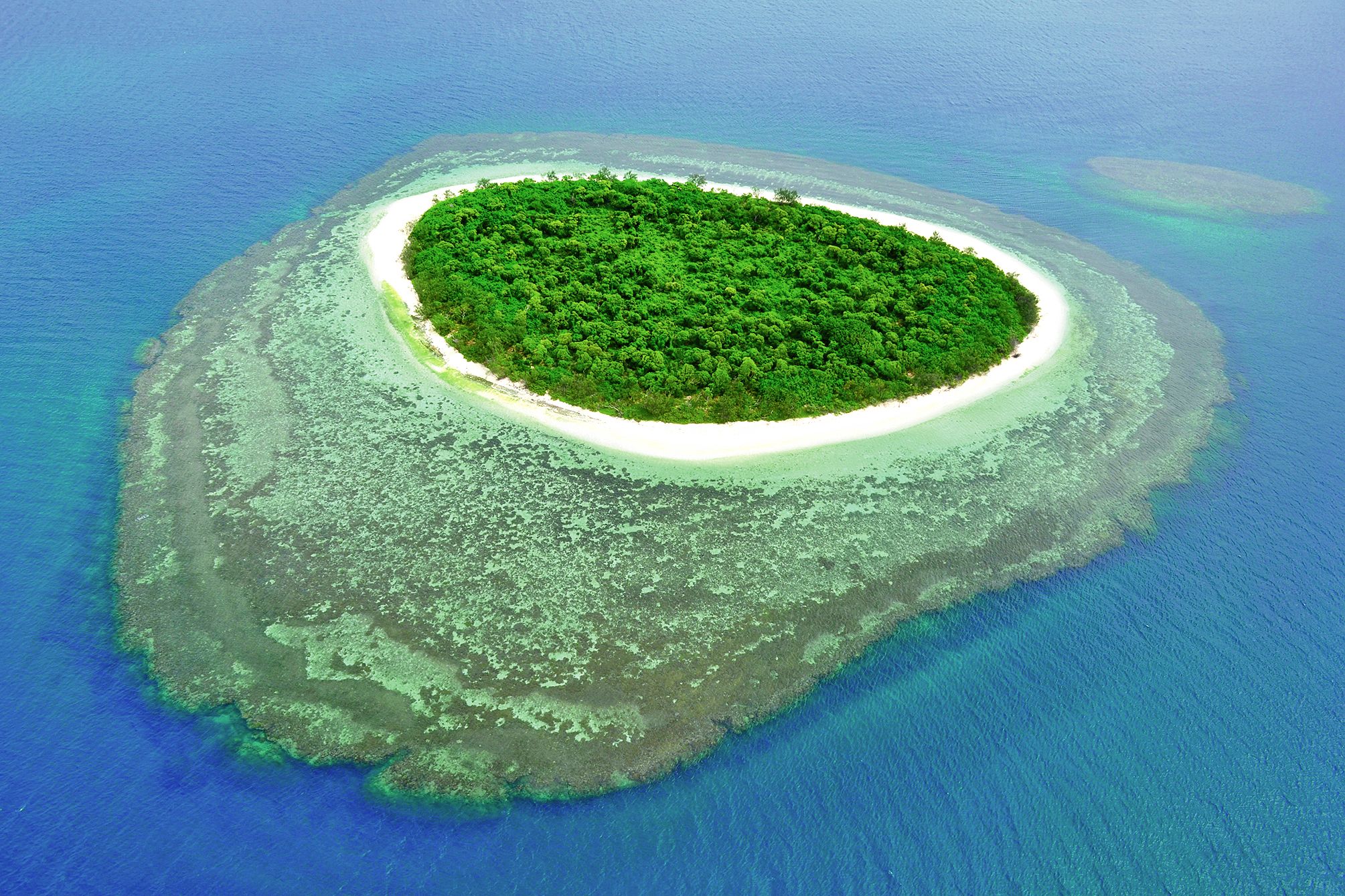 Inscrit au patrimoine mondial de l’Unesco, le lagon Sud que le Mont-Dore  se partage avec Yaté et l’île des Pins, recèle des îlots totalement vierges.  Le survol de cette zone est tout simplement à couper le souffle.