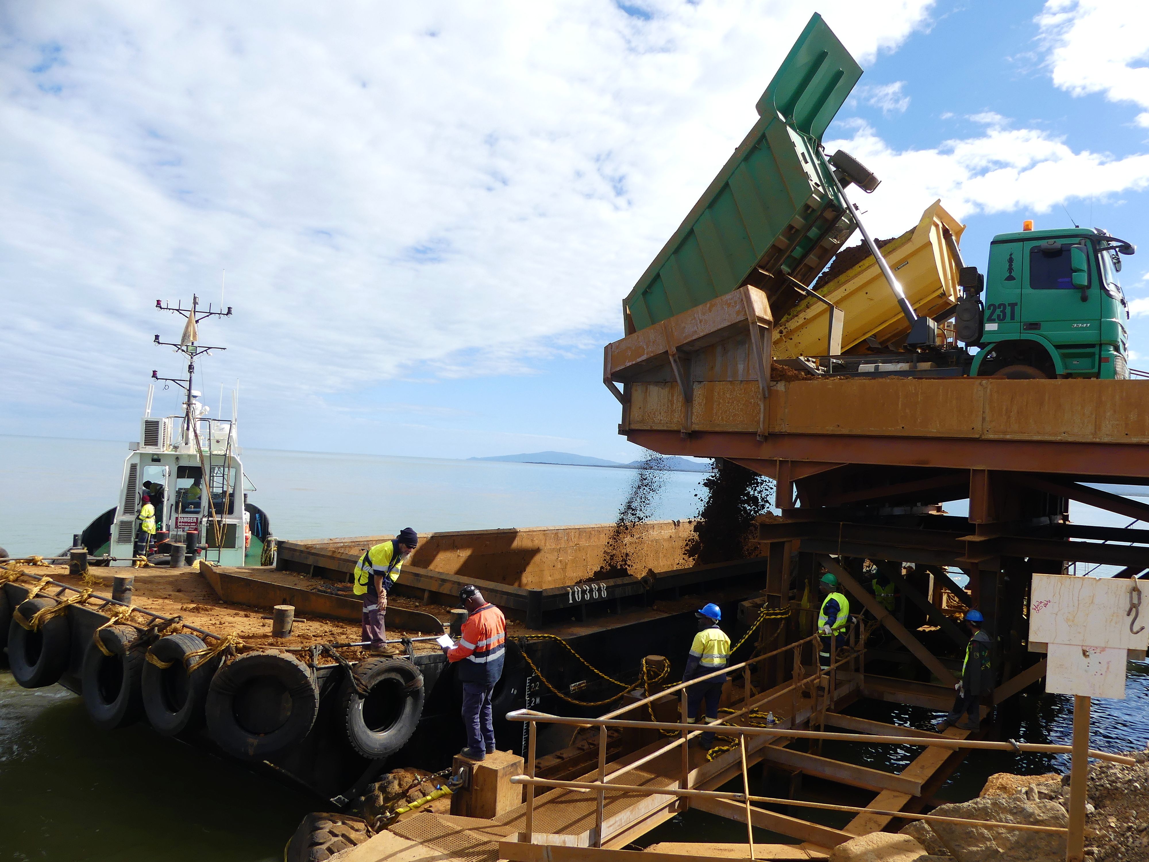 Le circuit est rodé, les camions déversent la terre à basse teneur en nickel dans le chaland d’une capacité de 270 à 280 tonnes. 