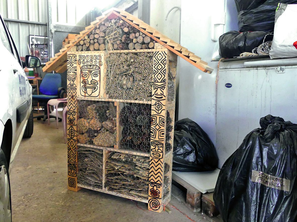 Un exemple de ce qui est réalisé dans le cadre des ateliers menuiserie, un hôtel à insectes. Tout est fait à base de palettes et de clous récupérés.