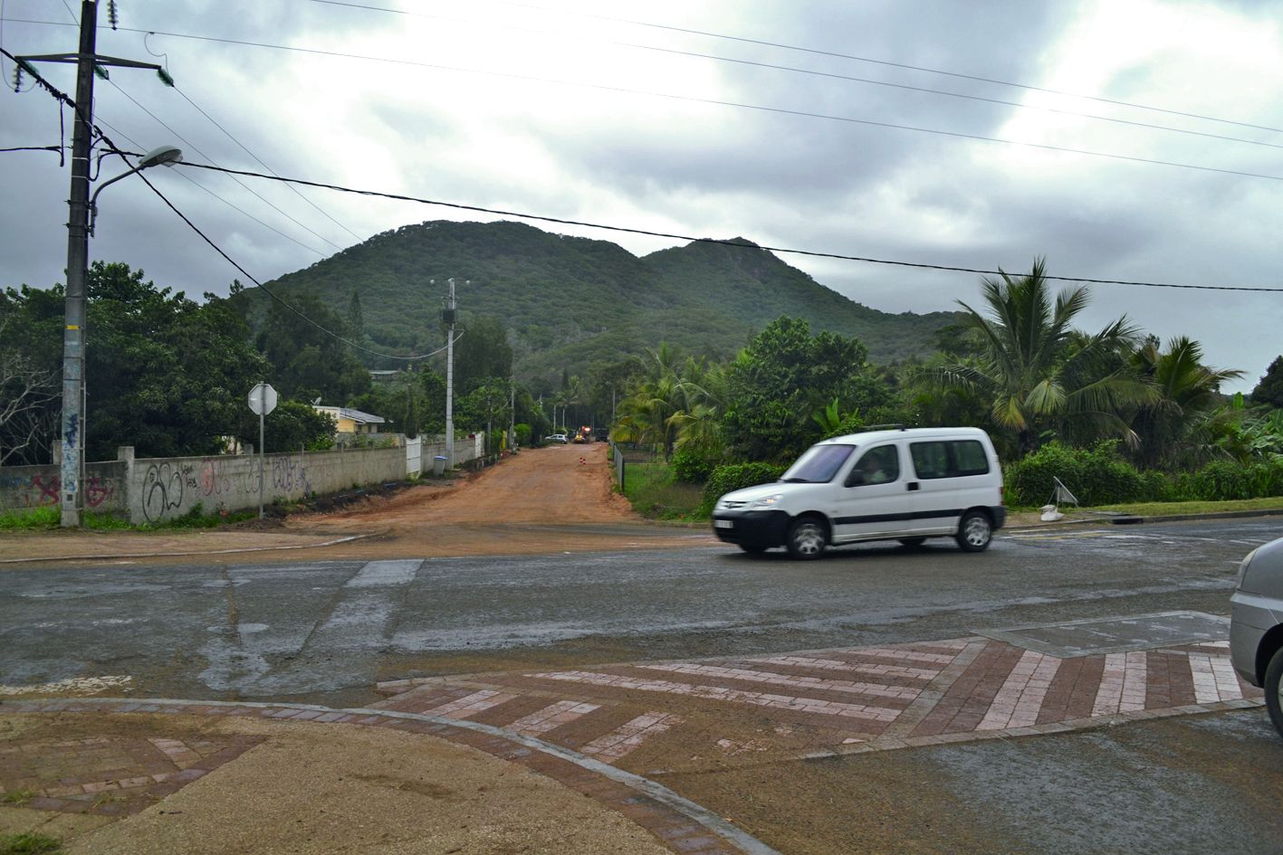 L’entrée du lotissement, située à 300 mètres du lycée Jean-XXIII sur la route du Mont-Mou, passe presque inaperçue.