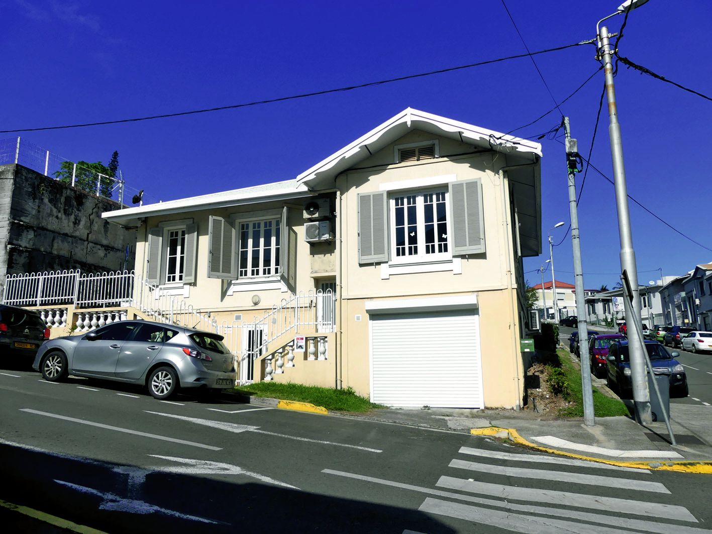 Le centre de relation clients se trouve dans un local appartenant à la Sic,  rue Gaveau, juste en dessous de l’immeuble qui accueille le siège social.