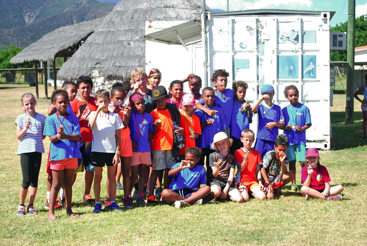 L’ensemble des médaillés à l’issue de la remise des récompenses. Les vainqueurs : 2007 garçons Denis Lemoel (Koumac) et filles Françoise Phadom (Koumac), 2008 garçons Eloam François (Koumac) et filles Obredilla Dahote (Poum), 2009 garçons André Polo (Poum