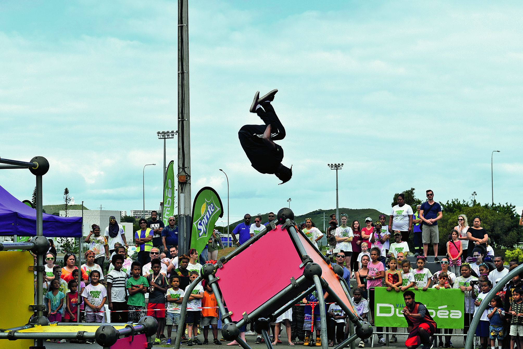 Sous les yeux ébahis du public, les Yamak Pacifique ont fait une démonstration de parkour. Cette discipline sportive consiste  à franchir rapidement des obstacles urbains ou naturels, tout en faisant des figures de style. Zacharie Hnawang, un Calédonien d