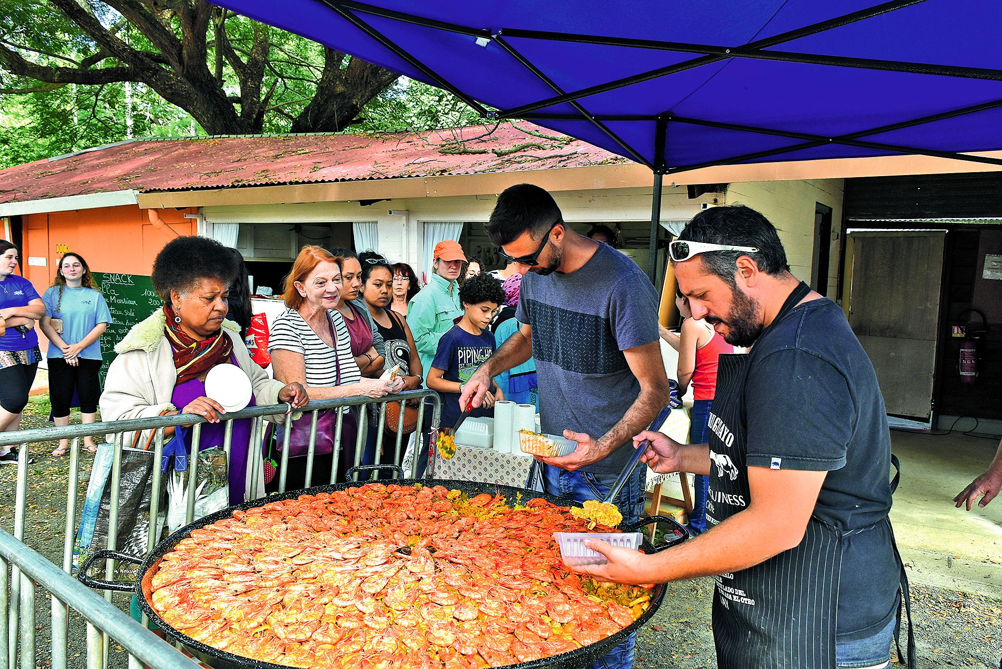 Nouveauté cette année, la grande paella a régalé les visiteurs lors de la pause déjeuner. « Les sponsors nous ont permis de couvrir l’achat des ingrédients,  donc tous les bénéfices  sont reversés à l’association », se félicite Marie Martin-Osorio, la pré