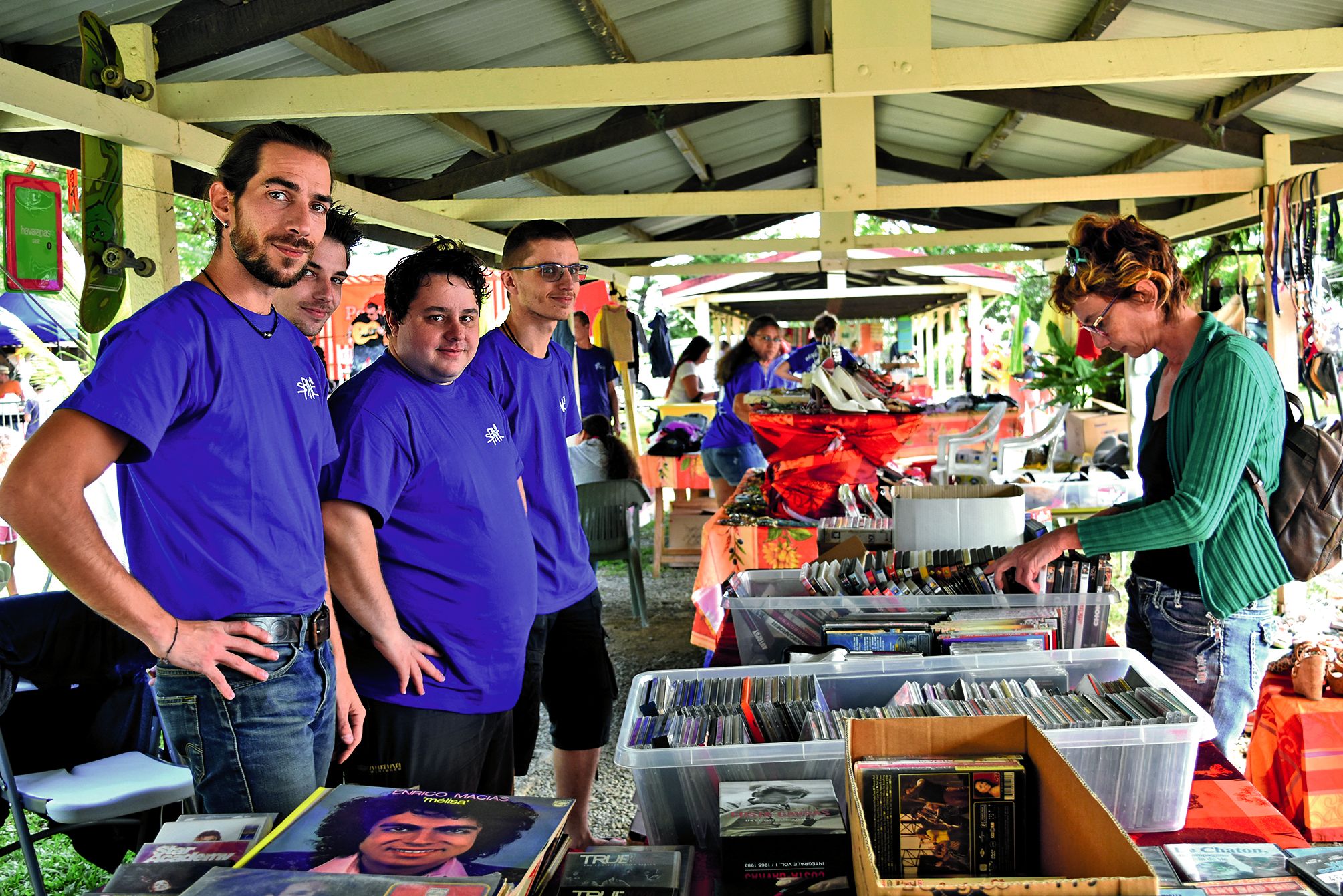 De nombreux bénévoles ont prêté main-forte, comme ici, sur  les stands  de la brocante.  Au total, l’association compte 59 bénévoles.  Leur présence  est indispensable pour s’occuper  des animaux et  les sociabiliser.