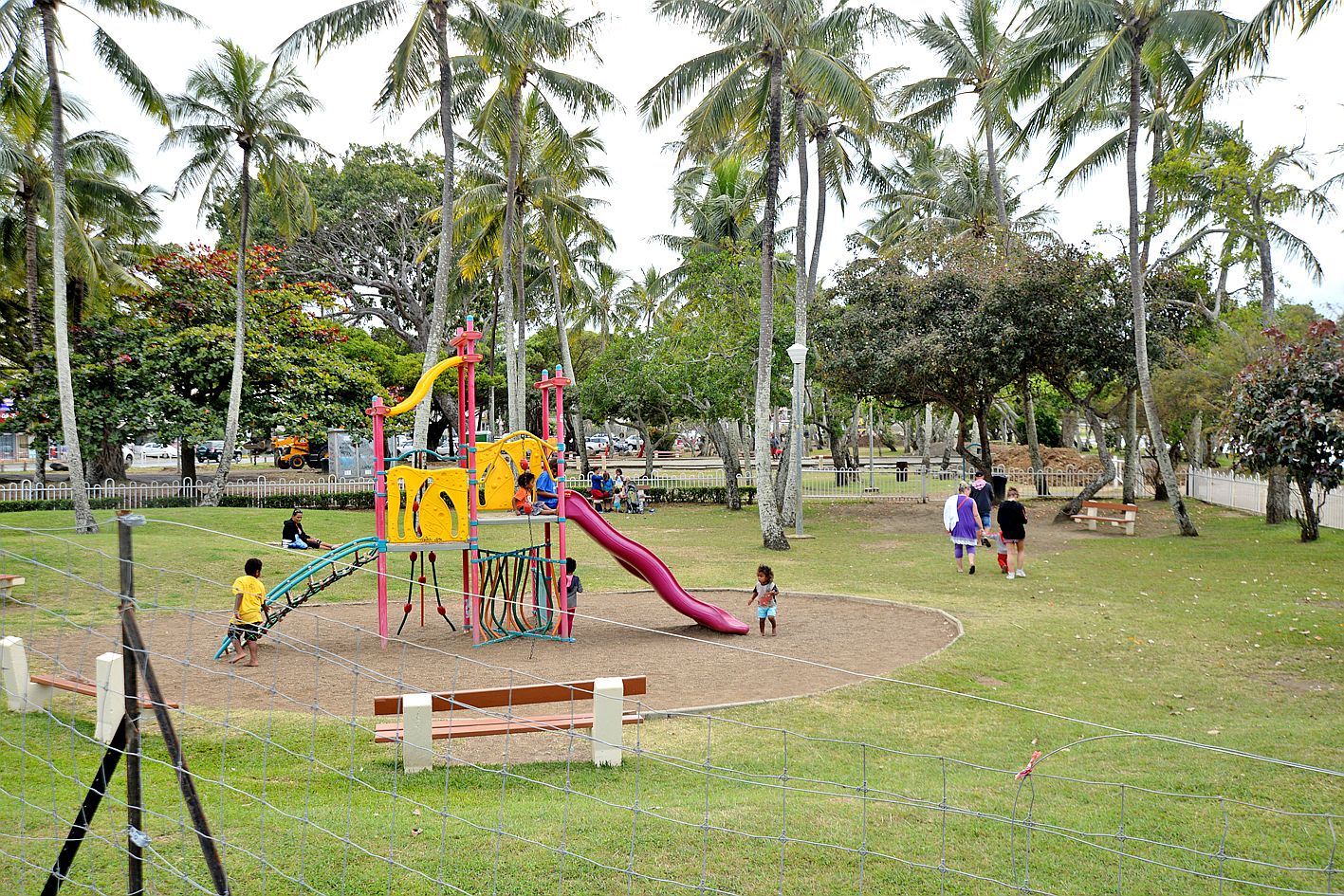 Les services vont ensuite s’attaquer au parc de la plage de Magenta, dont le réaménagement complet doit être terminé d’ici la fin de l’année. « On garde la structure existante et on en rajoute deux, puis on posera une station de work out. » 