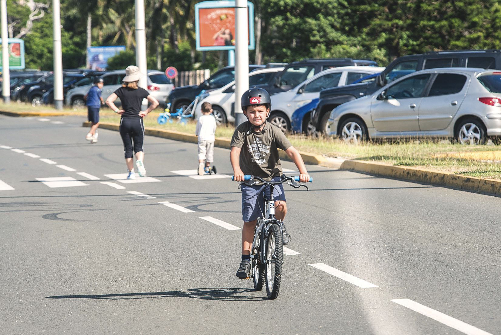 Anse-Vata. Les classiques font toujours recette. Hier sur la piste cyclable, petits et grands ont profité du dimanche en modes doux pour sortir vélos et trottinettes. Photo J.C