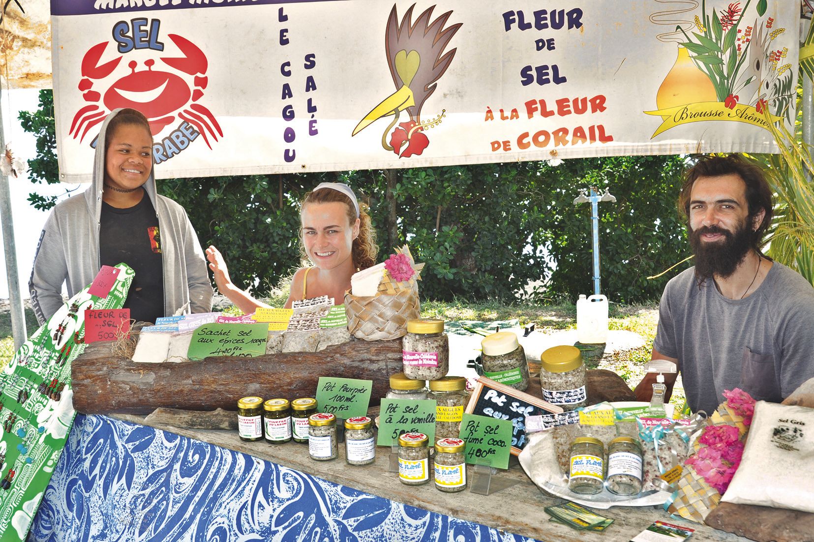 Les Salins de Kô (Poingam) proposaient une large gamme de sel local : sel à la vanille, sel au poivre noir du Vanuatu, sel fumé au coco, sel aux baies roses, etc., ainsi que des pourpiers.