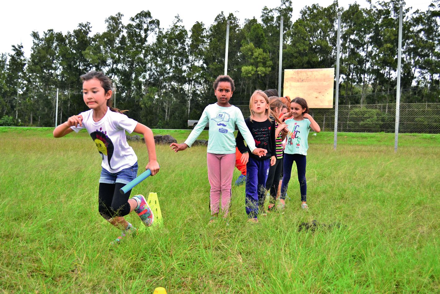 Course de relais, athlétisme, football… Chaque matin, les 120 jeunes inscrits au centre de loisirs Pasport s’emparent des abords de l’Arène du Sud.