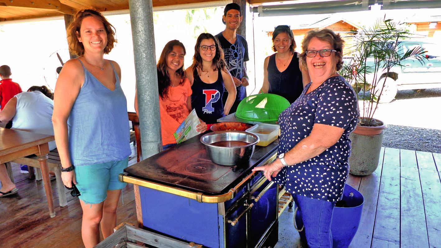 A la table d’hôte du Banian à Pocquereux, les participants sont venus à la rencontre d’Annick Sadimoen, la gérante, qui leur a fait découvrir la cuisine à l’ancienne, tandis que son frère, Gilbert, a donné les réponses aux questions posées dans le jeu.