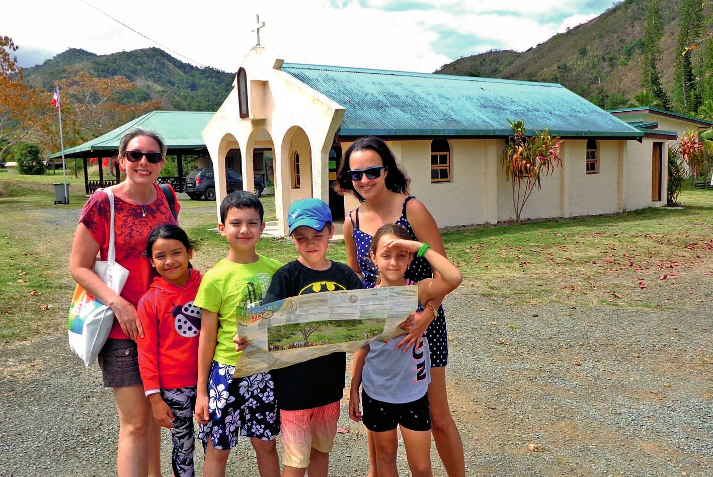 A l’arrivée, le jeu n’était pas terminé, ces deux copines de Païta et leurs enfants sont allés chercher les dernières réponses dans la chapelle de la tribu de Ouatom.