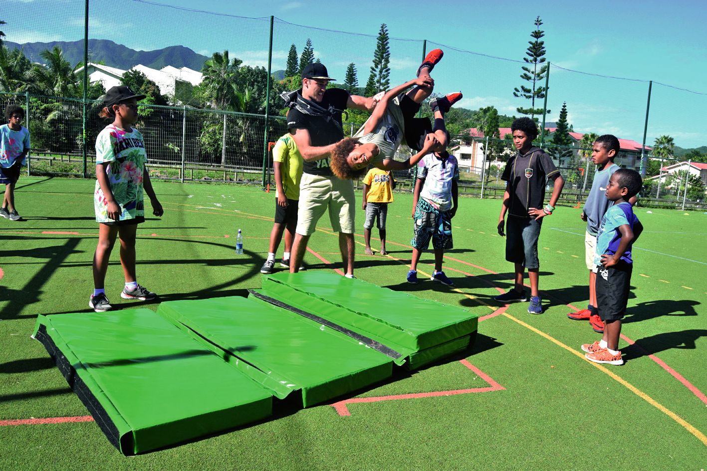 À Jacarandas, le Street sport tour a attiré une trentaine de jeunes mardi et mercredi. Au programme, yamakasi et hip-hop par Guénaël, avec Skelly, 13 ans, qui s’essaye au salto arrière. Mais également handball avec Jessica. Demain, vendredi, se tiendra la