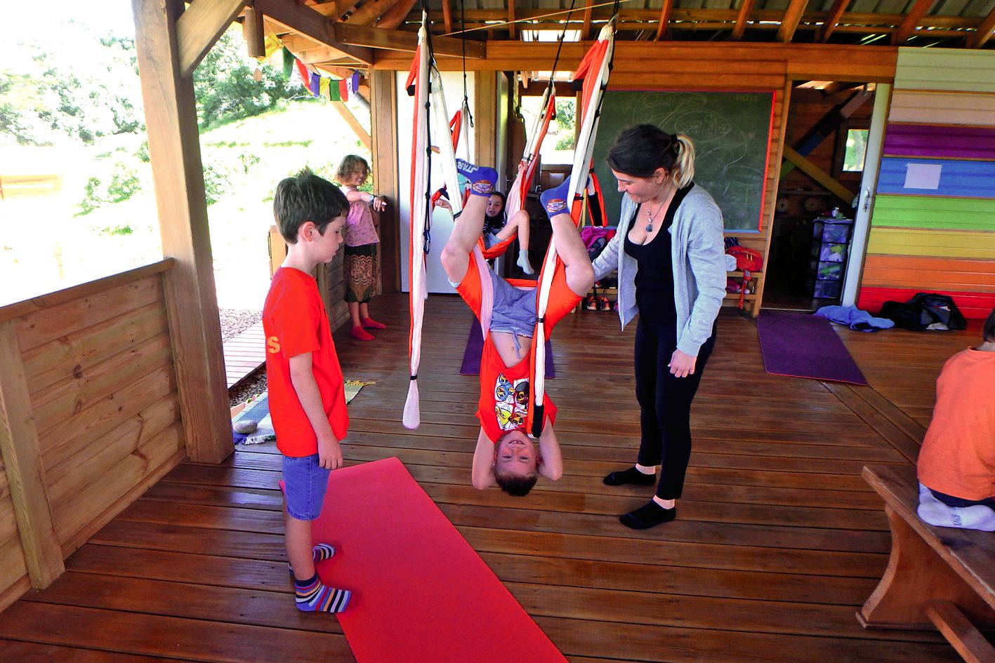 Les enfants s’initient à l’aéroyoga, une pratique pour apprendre à mieux respirer, relâcher les tensions, travailler la souplesse, la psychomotricité, et qui favorise la confiance en soi.