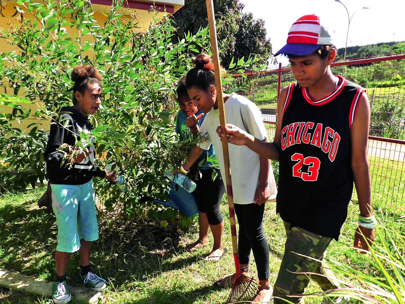 Un atelier jardin s’est tenu, à la Vallée-du-Tir, sur une parcelle aménagée en bordure de la voie express. Un jardin partagé créé par des mamans a été entretenu par des jeunes durant les vacances, surveillant la pousse des oignons, des tomates, du maïs et