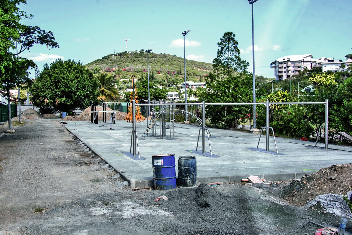 Des work out sont en train d’être installés à la place  des boulodromes qui jouxtaient le Fronton basque.