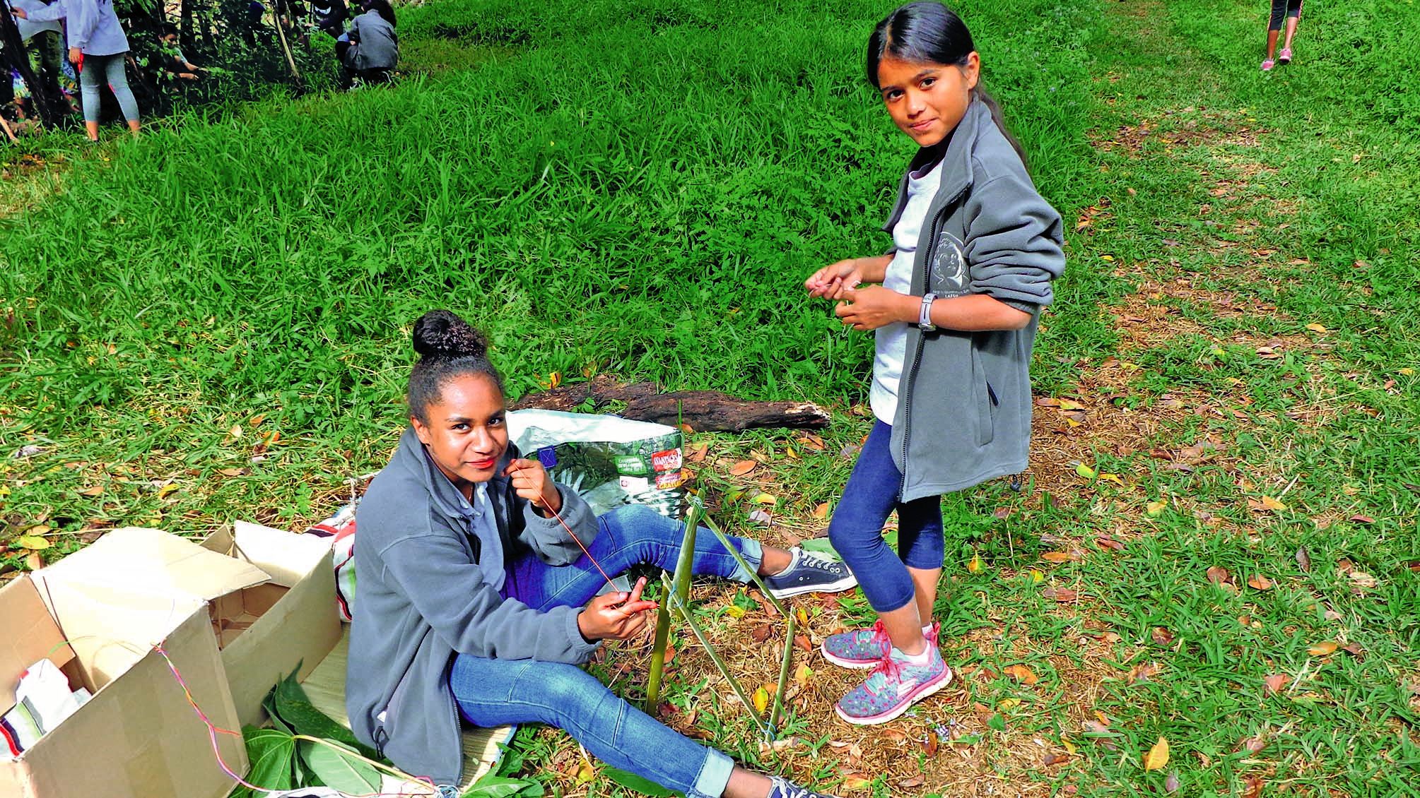 Arveen et Chloé, du collège Saint-Dominique-Savio de La Foa, ont préparé une petite habitation en bambou dans le cadre d’un thème sur les maisons des fées.